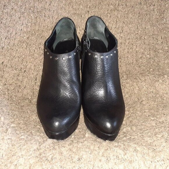 LA CANADIENNE-Black Leather w/Silver Studded Booties/Shooties-Sz 39-Near Mint - Picture 4 of 8